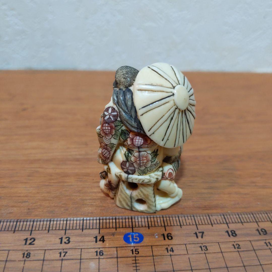 時代提物 彩色人物根付 天然素材 在銘【鍾馗様鬼退治】高さ4.6cm 重さ22ｇ