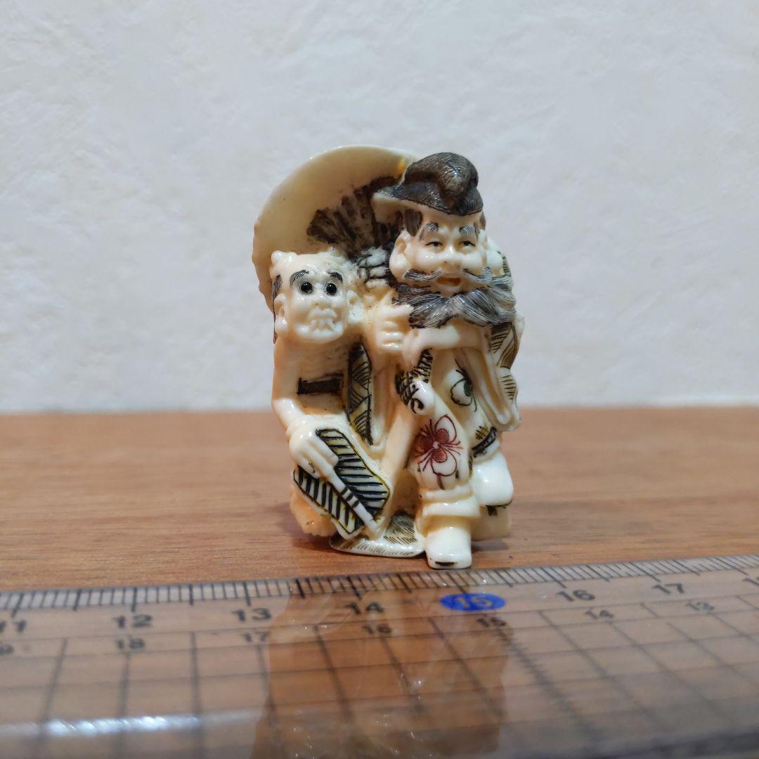 時代提物 彩色人物根付 天然素材 在銘【鍾馗様鬼退治】高さ4.6cm 重さ22ｇ