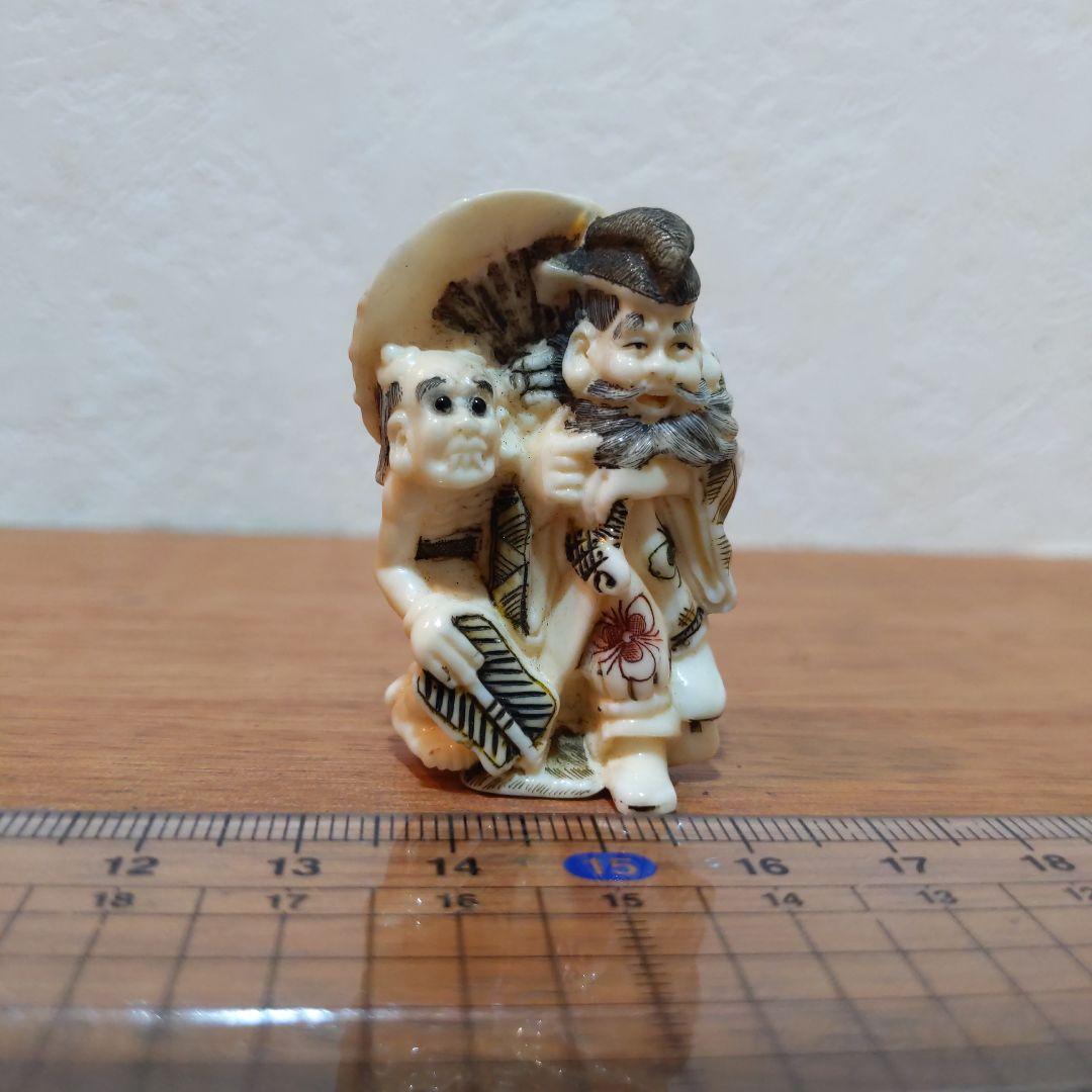 時代提物 彩色人物根付 天然素材 在銘【鍾馗様鬼退治】高さ4.6cm 重さ22ｇ