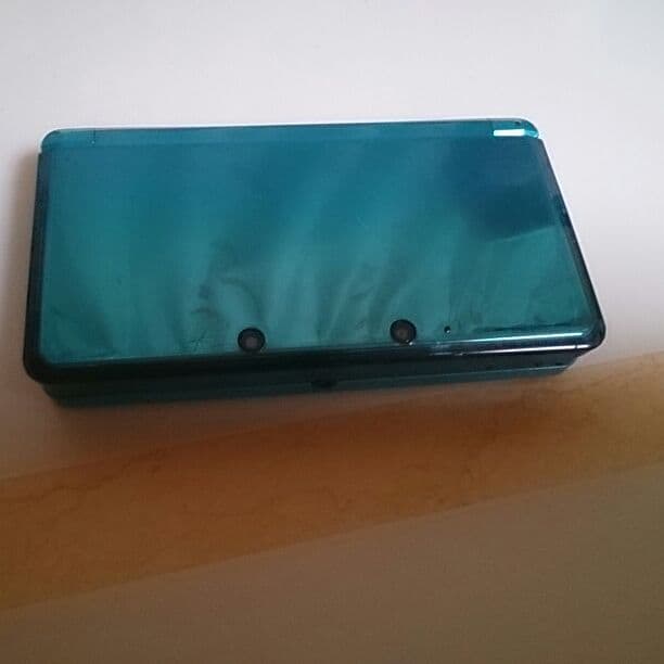 3DS、充電器、ゲームカセット