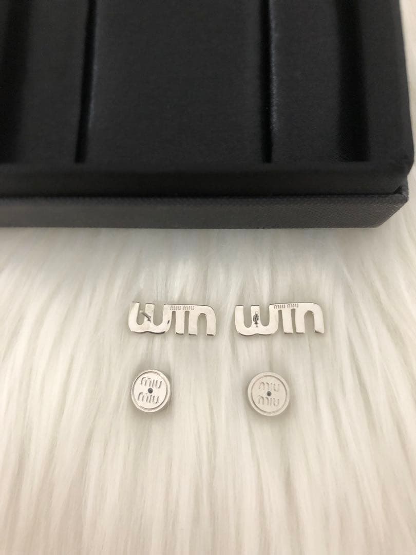 MIUMIU ミュウミュウ　ピアス　シルバー　キラキラ　クリスタル　MIUロゴ