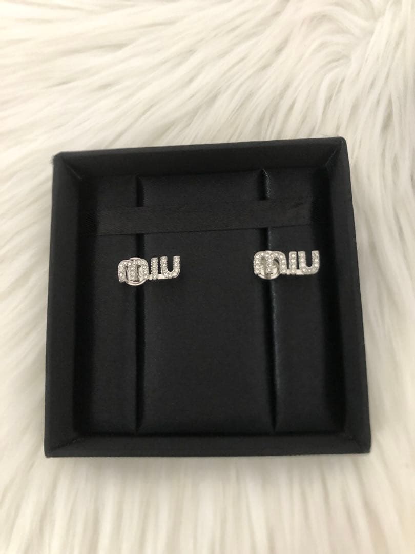 MIUMIU ミュウミュウ　ピアス　シルバー　キラキラ　クリスタル　MIUロゴ
