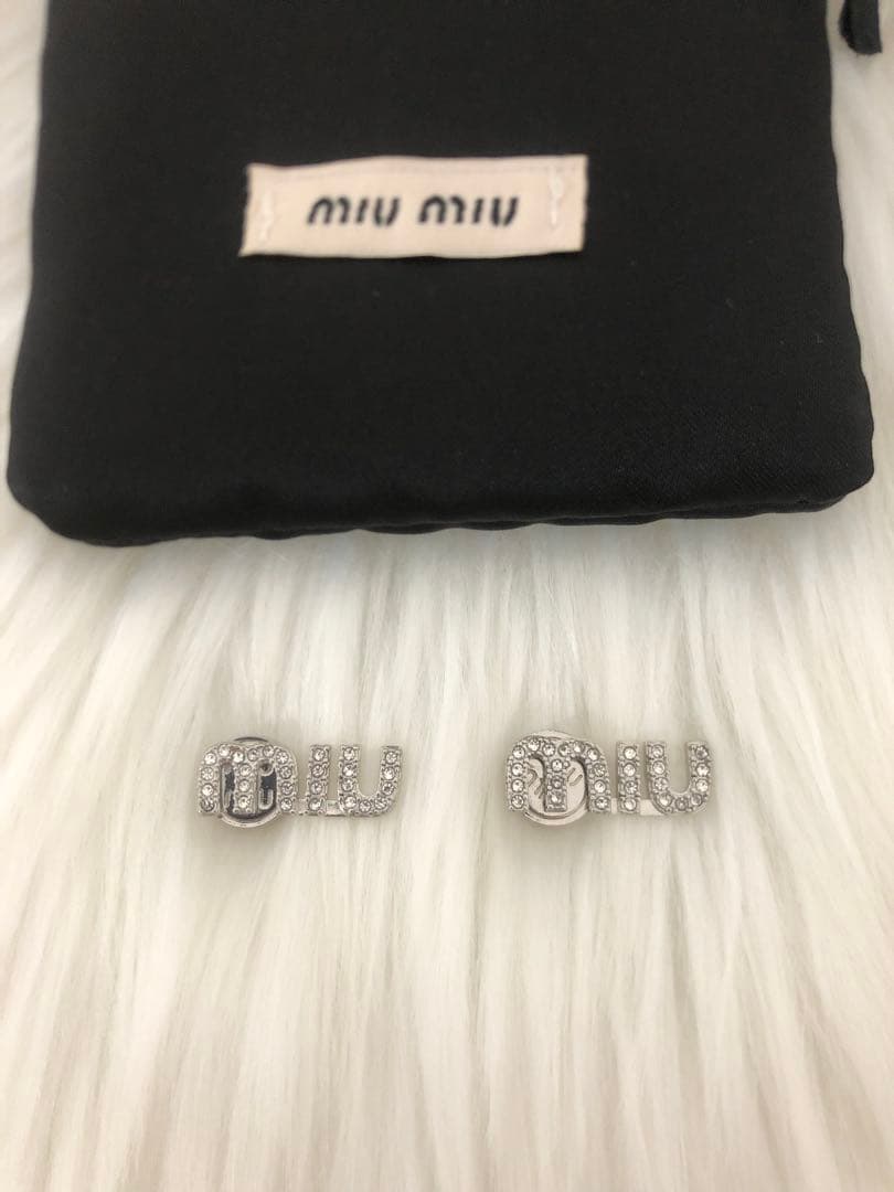 MIUMIU ミュウミュウ　ピアス　シルバー　キラキラ　クリスタル　MIUロゴ