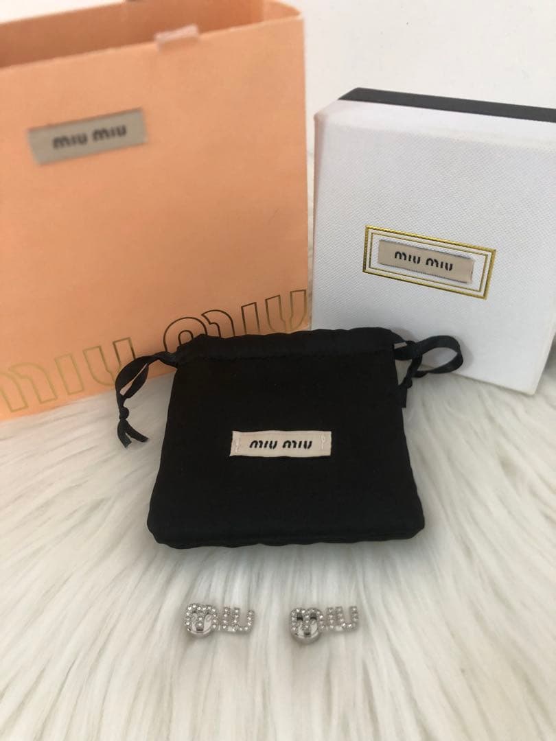 MIUMIU ミュウミュウ　ピアス　シルバー　キラキラ　クリスタル　MIUロゴ