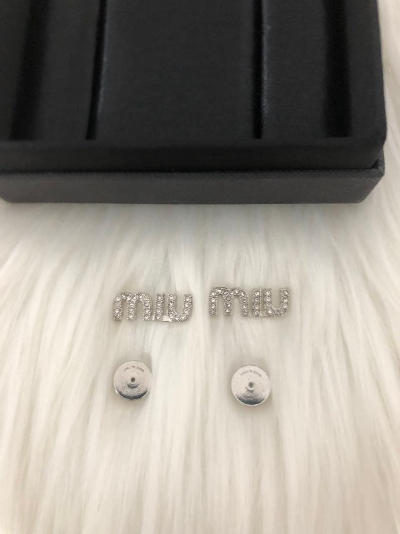 MIUMIU ミュウミュウ　ピアス　シルバー　キラキラ　クリスタル　MIUロゴ