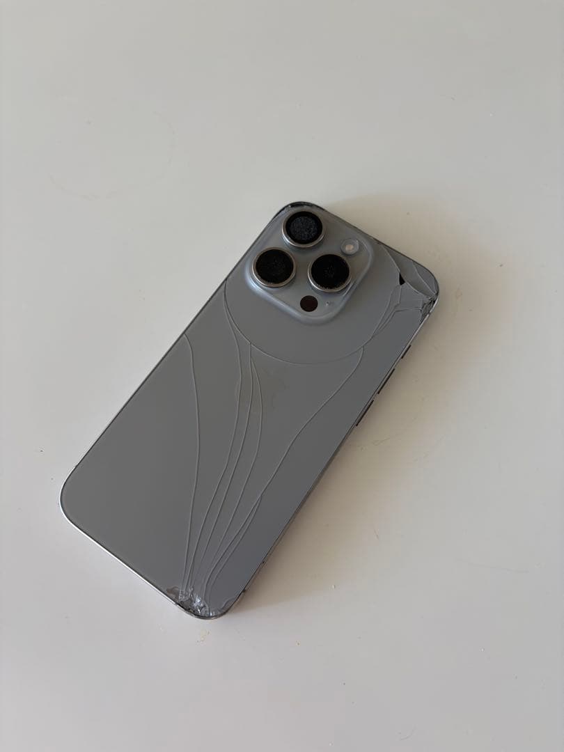 iPhone 15 Pro 256GB 背面、レンズ割れ