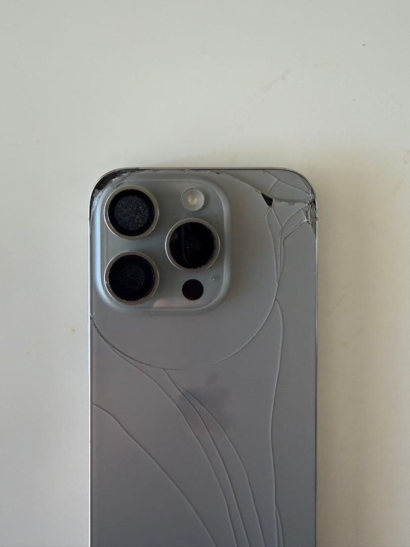 iPhone 15 Pro 256GB 背面、レンズ割れ