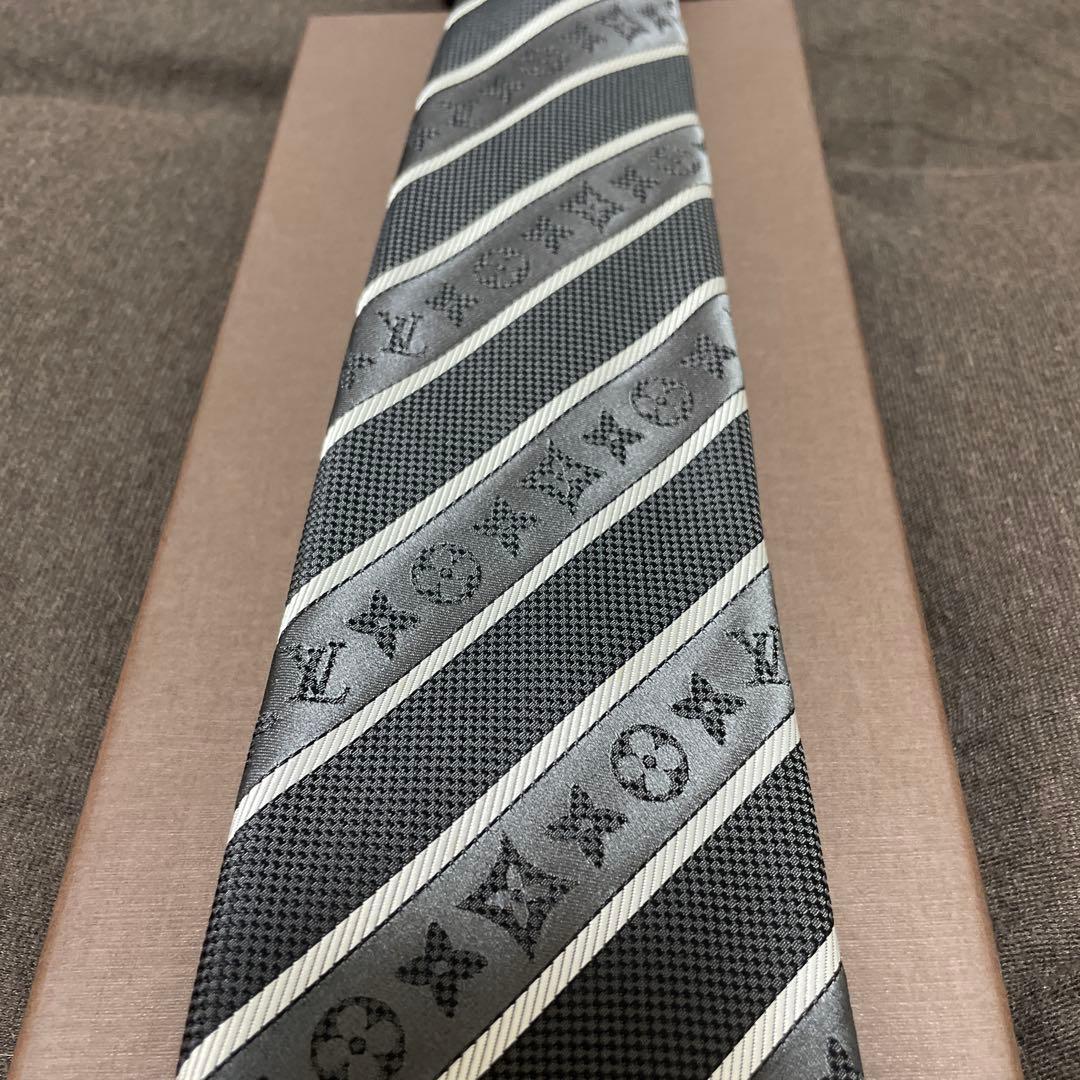 【新古品】ルイヴィトンネクタイ 黒とグレーのストライプ