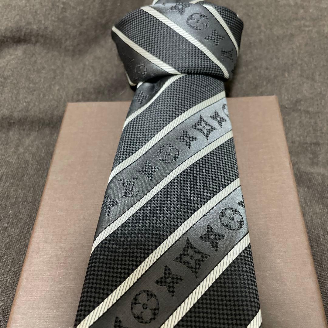 【新古品】ルイヴィトンネクタイ 黒とグレーのストライプ