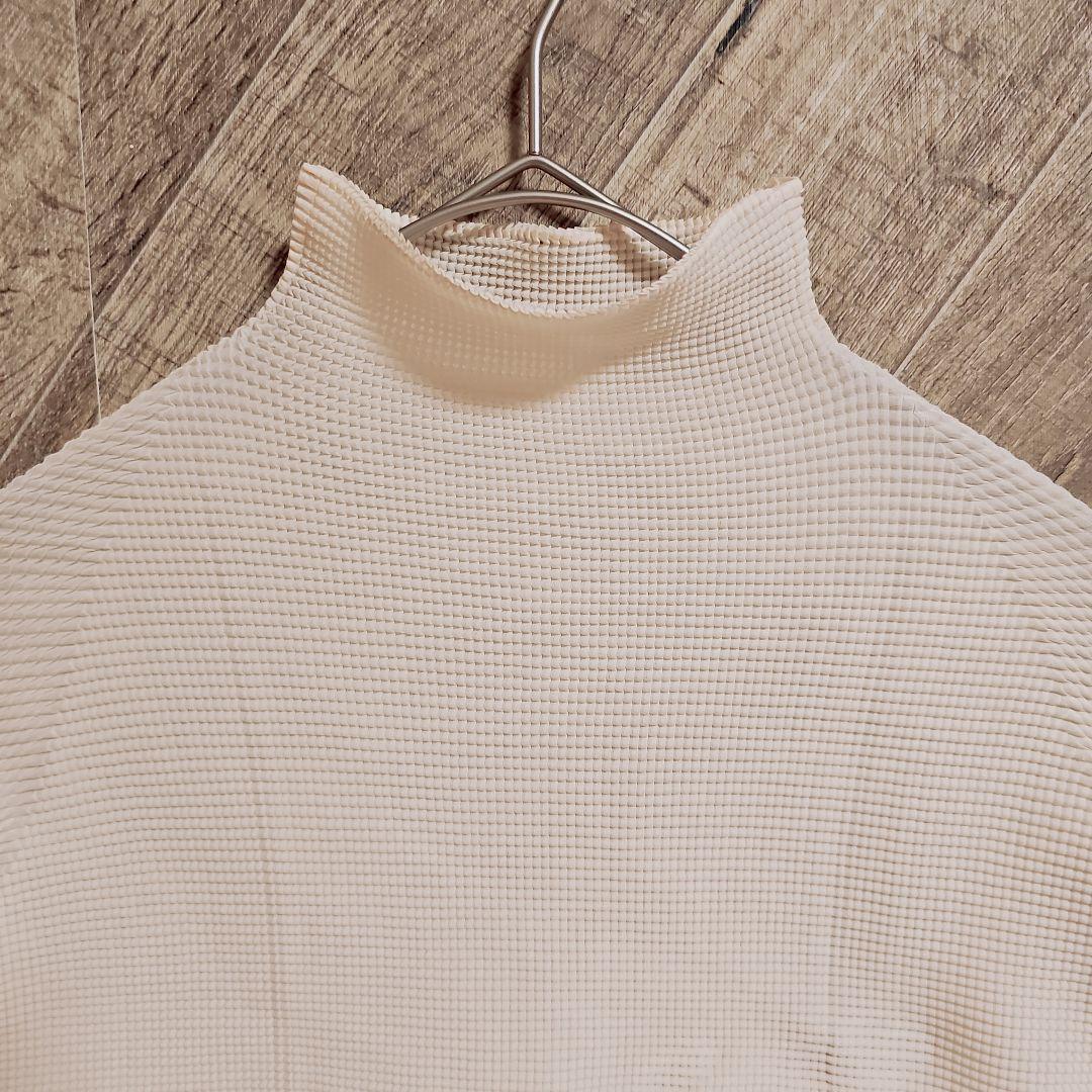 ISSEY MIYAKE　ハイネック立体カットソー　アイボリー　サイズ3