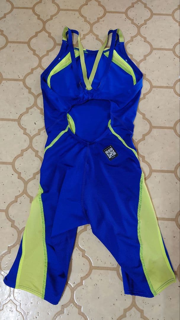 新品　アリーナ　競泳水着　ブルー＆イエロー　Lサイズ薄手