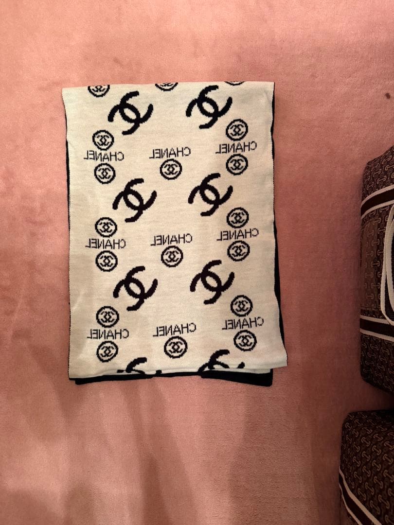 新品、未使用品　ノベルティーCHANEL ロゴマフラー 黒/白