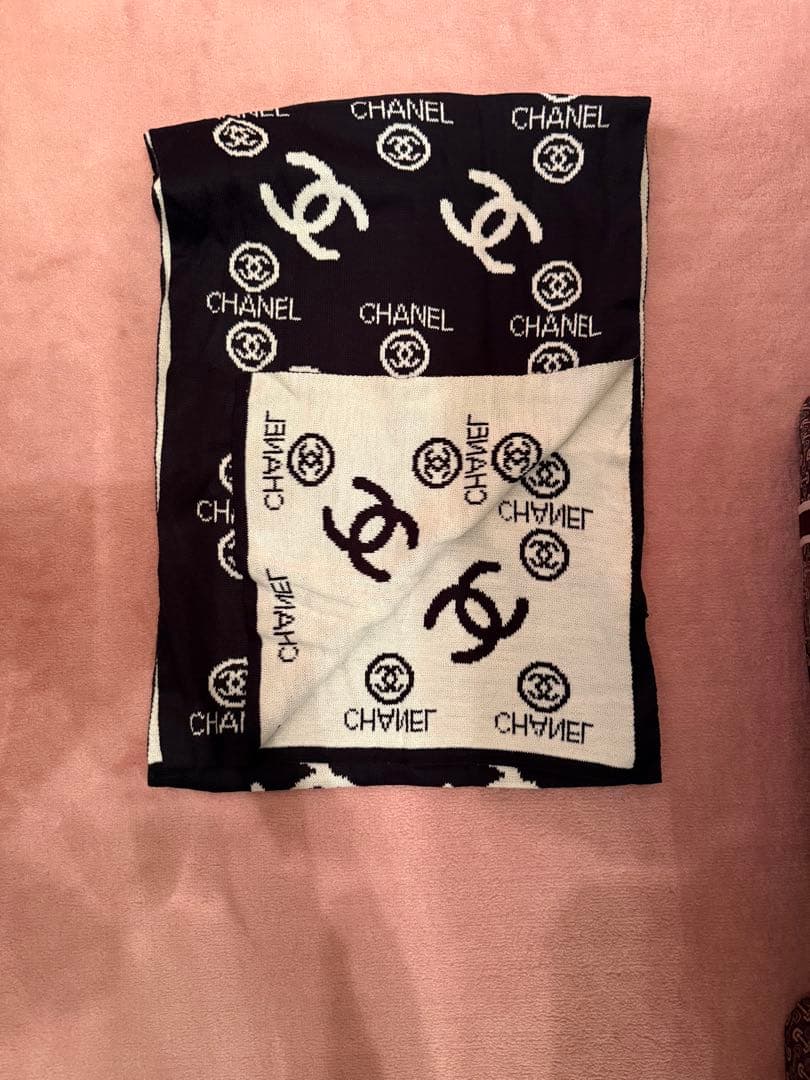 新品、未使用品　ノベルティーCHANEL ロゴマフラー 黒/白