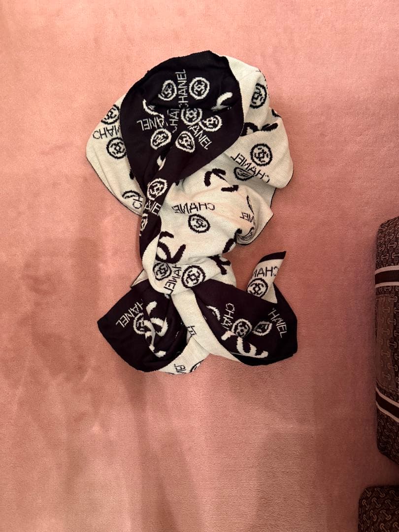 新品、未使用品　ノベルティーCHANEL ロゴマフラー 黒/白