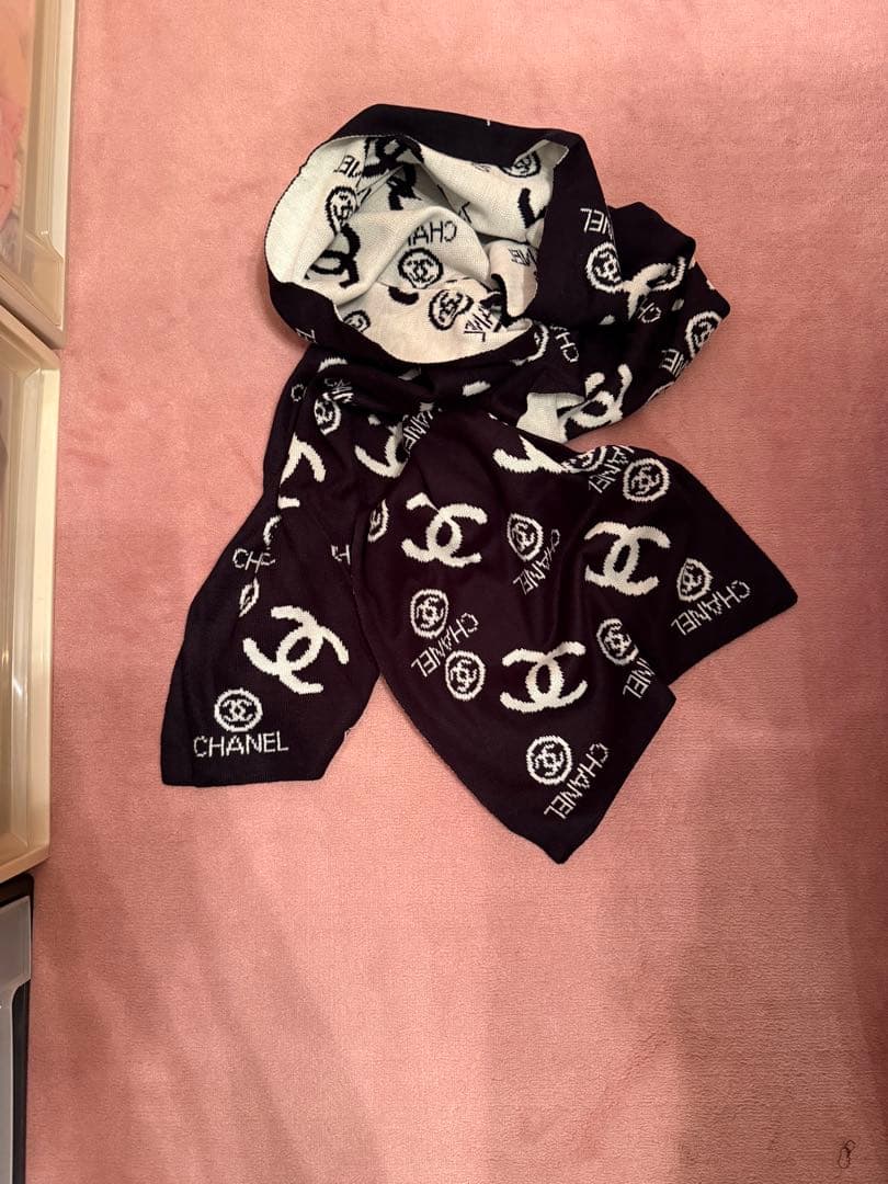 新品、未使用品　ノベルティーCHANEL ロゴマフラー 黒/白