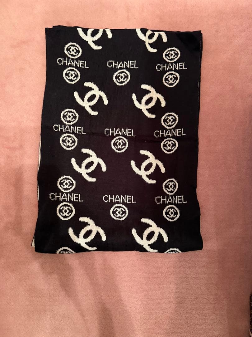 新品、未使用品　ノベルティーCHANEL ロゴマフラー 黒/白