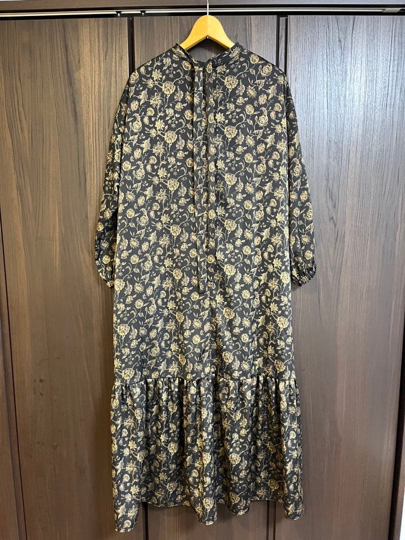 ビアズリー　ロングワンピース　黒　花柄　後ろリボン付き