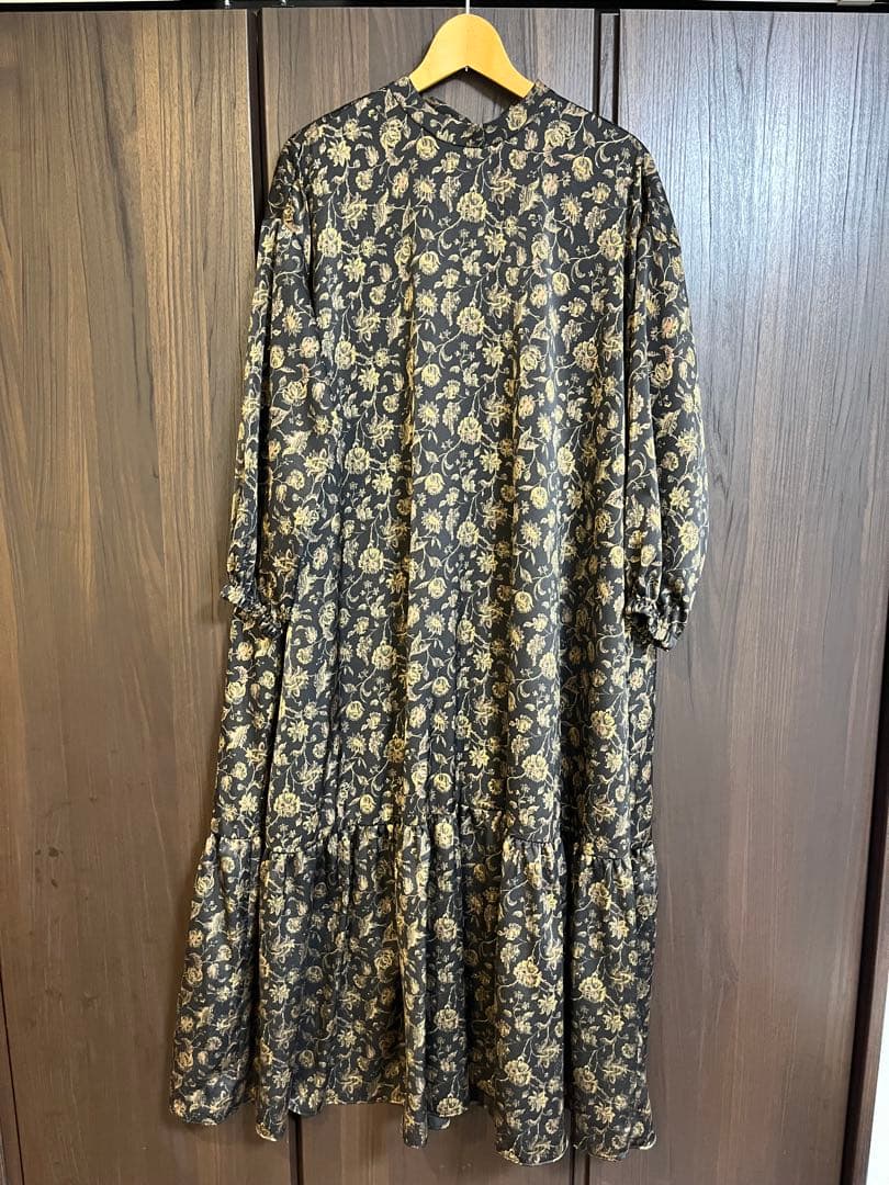 ビアズリー　ロングワンピース　黒　花柄　後ろリボン付き