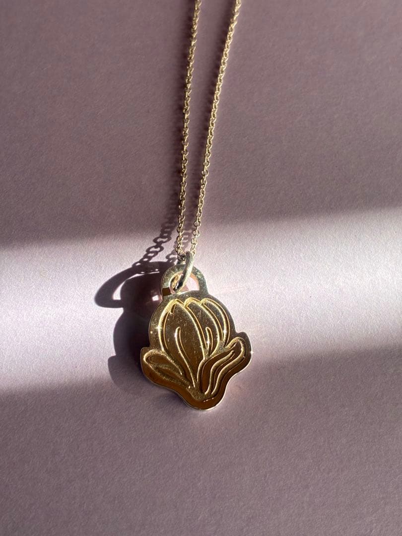 名古屋ウィメンズマラソン2019 GO WOMEN グレイ系のネックレス、