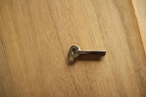 古い木製のチェスト　引き出し3段　桐箪笥