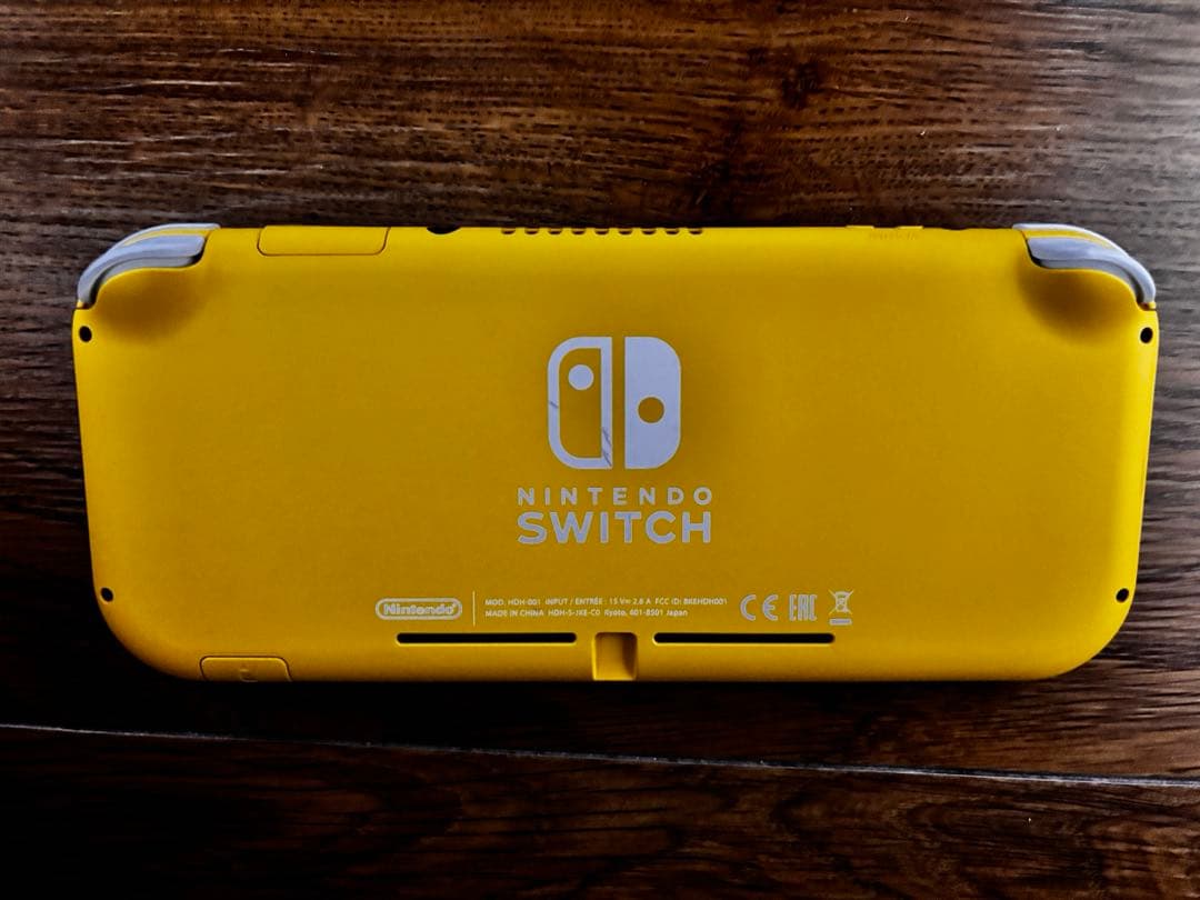 ニンテンドースイッチ　ライト　イエロー　nintendo switch