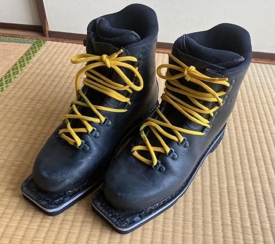 アゾロ 革製テレマークブーツ