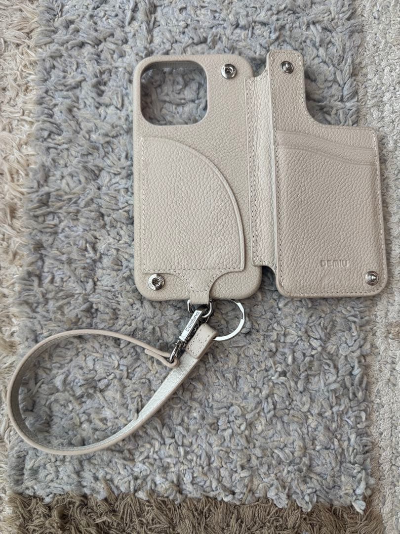美品 DEMIU POCHEFLAT iPhone15Pro ケース　ストラップ