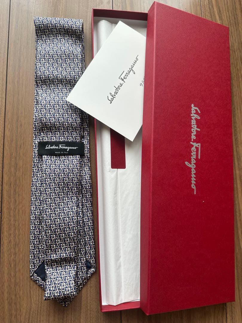 新品未使用品　フェラガモ　グラフィックプリント　ポインテッドチップ　ネクタイ