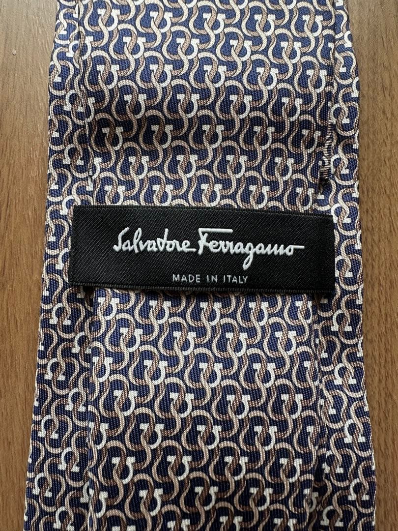 新品未使用品　フェラガモ　グラフィックプリント　ポインテッドチップ　ネクタイ