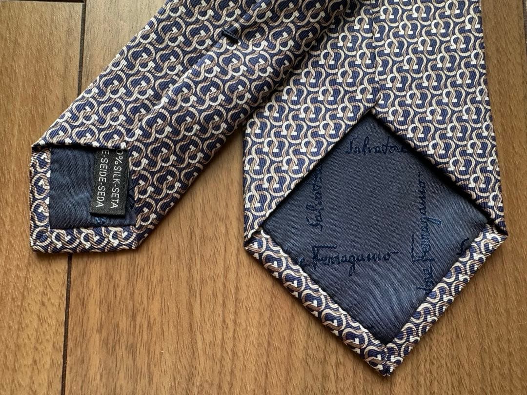 新品未使用品　フェラガモ　グラフィックプリント　ポインテッドチップ　ネクタイ