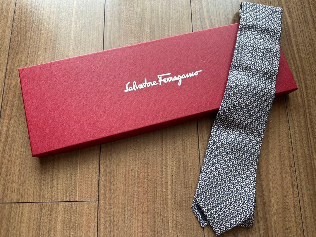 新品未使用品　フェラガモ　グラフィックプリント　ポインテッドチップ　ネクタイ