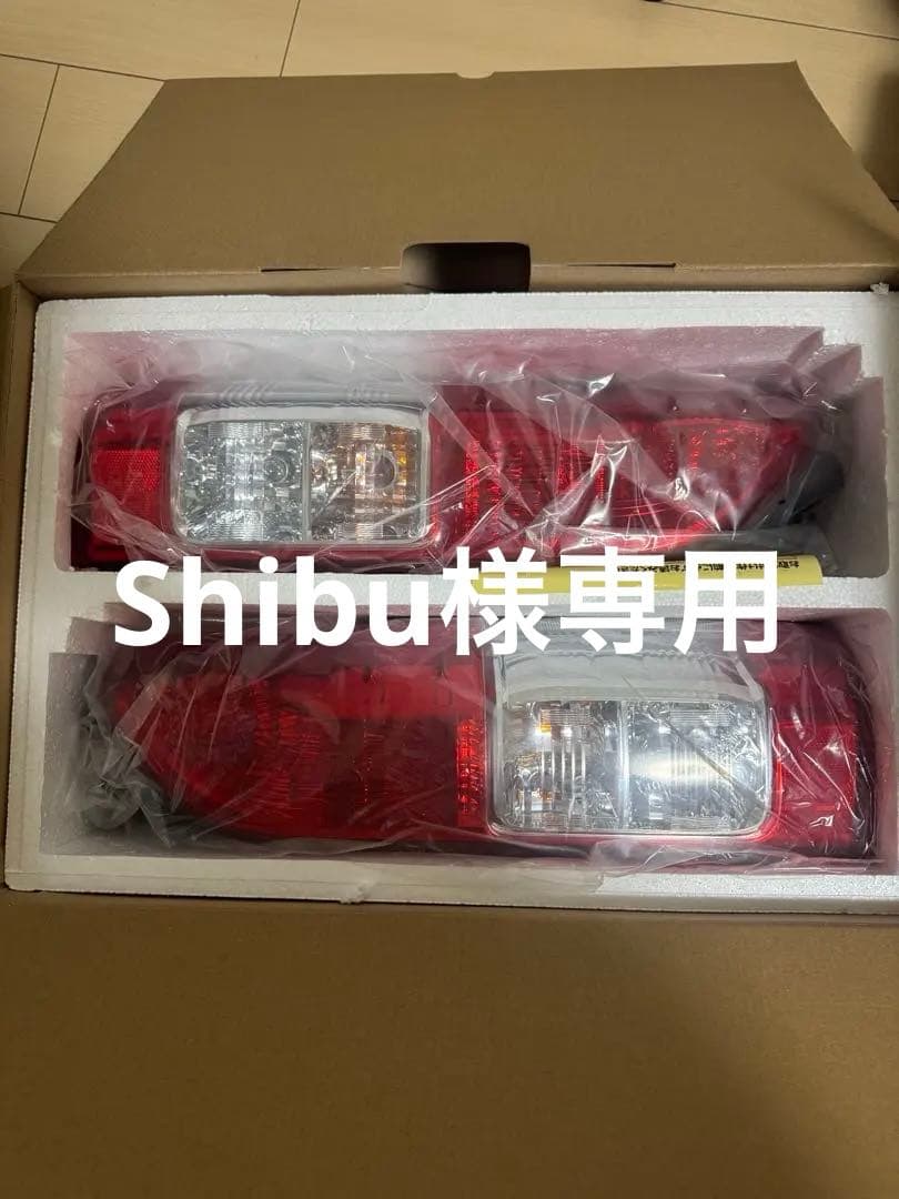 ハイエース200系　純正テールランプ　新品