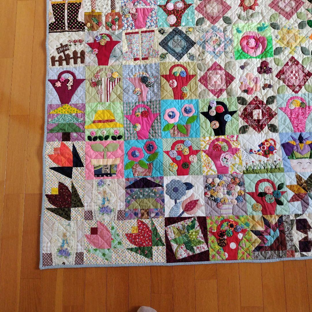 カラフルな花柄パッチワークキルト