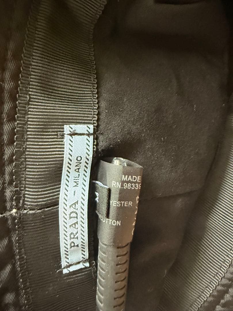 PRADAのレディースバケットハットです