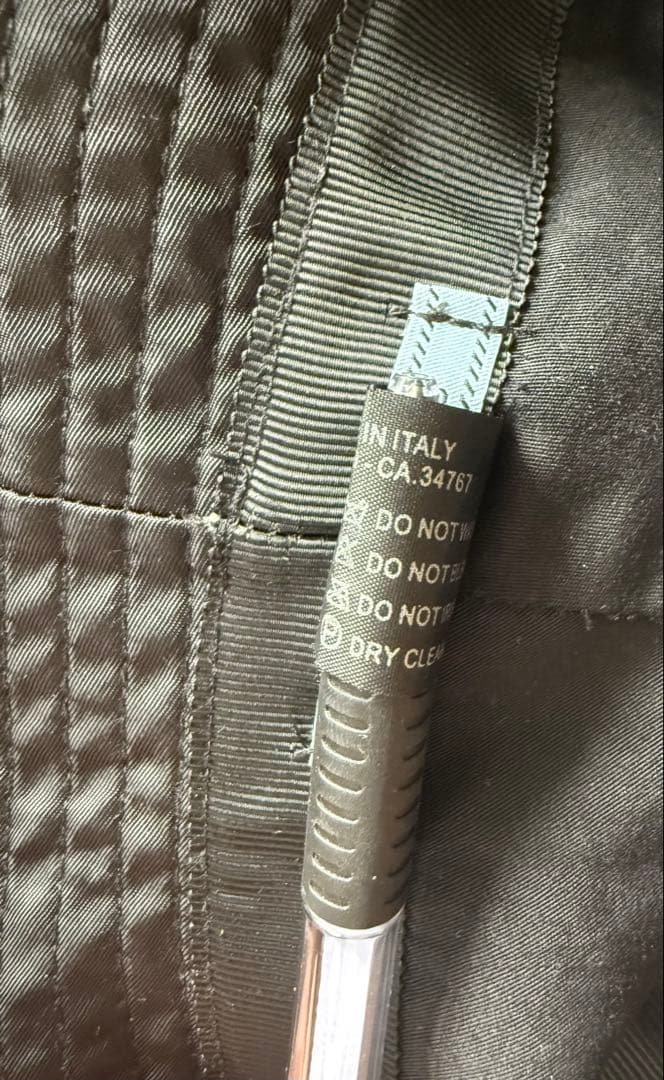 PRADAのレディースバケットハットです