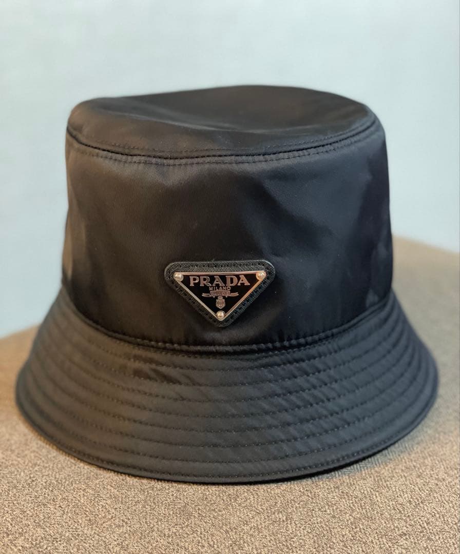 PRADAのレディースバケットハットです