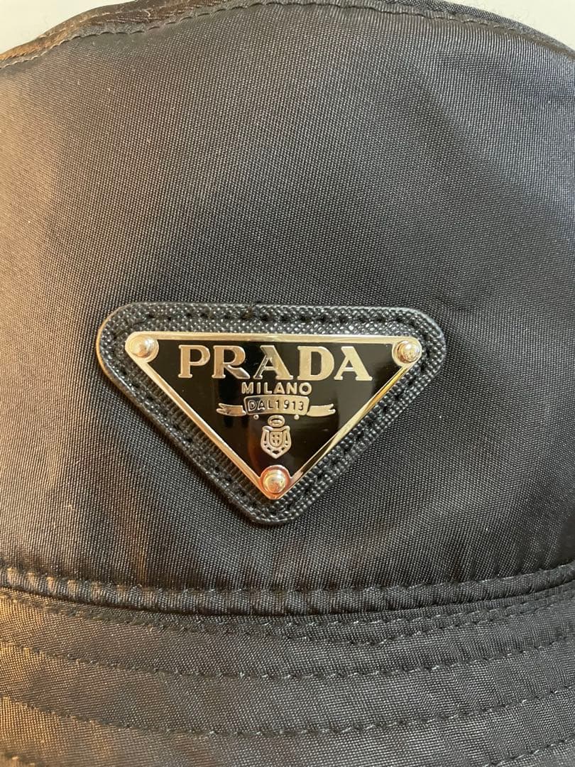 PRADAのレディースバケットハットです