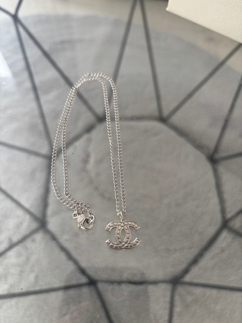 CHANEL シルバー ロゴペンダントネックレス