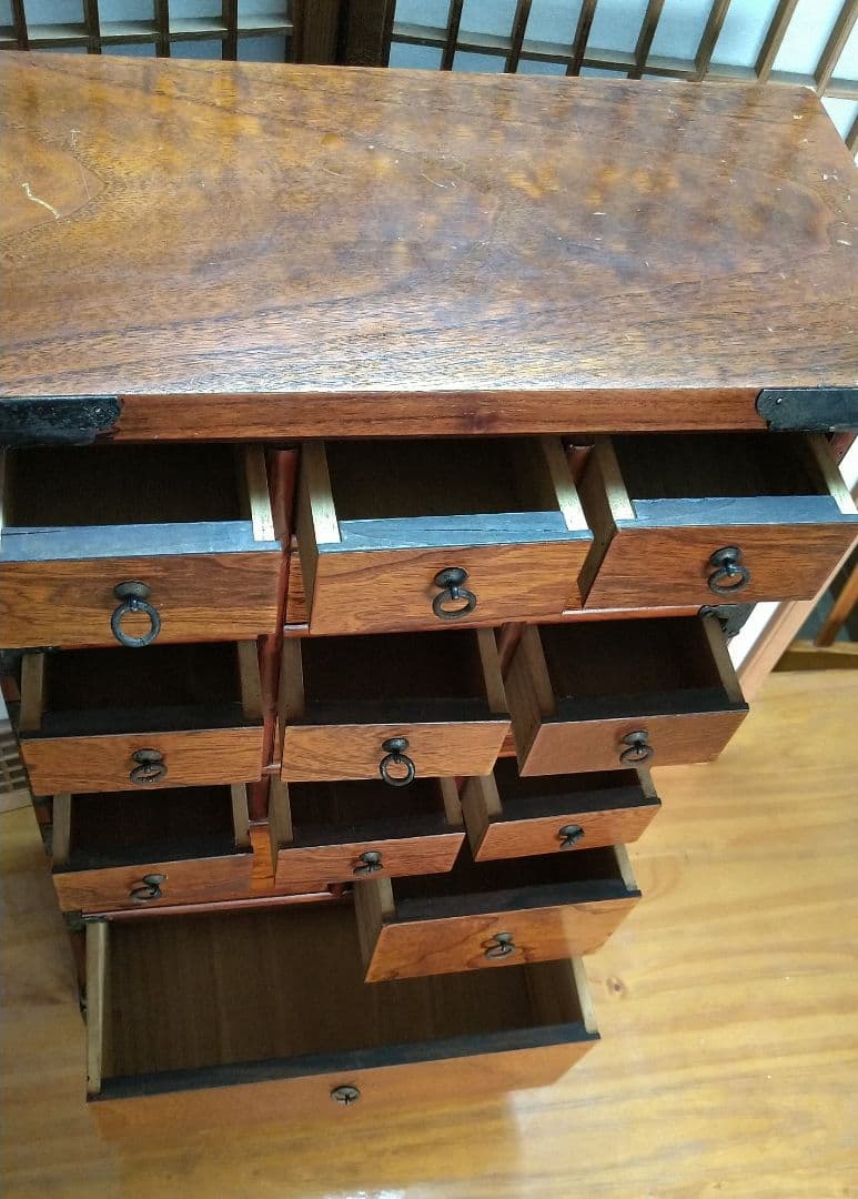 アンティーク！伝統的な和風 古木の薬箪笥 小15個・中2個・大1個の引き出し付き