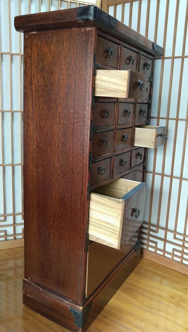 アンティーク！伝統的な和風 古木の薬箪笥 小15個・中2個・大1個の引き出し付き