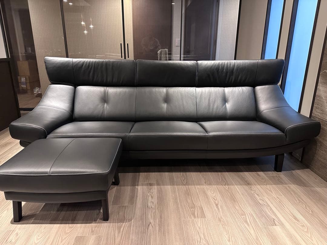 【購入禁止‼️ひろ】カリモク　ブラックレザーソファ3人掛け　オットマン別売