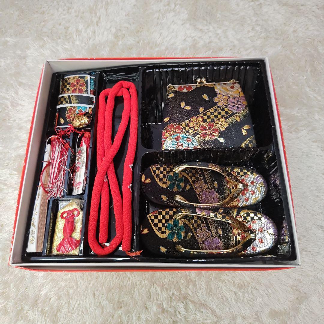 七五三　7歳　草履とバッグ　筥迫セット　ブラック　黒系　ゴールド　花柄　鞠