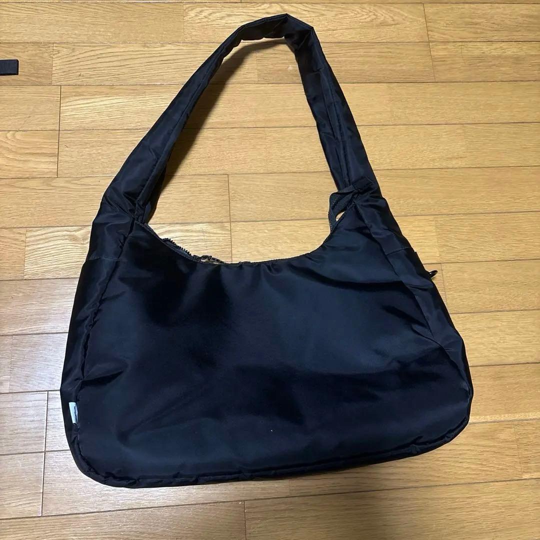 黒 ナイロン ショルダーバッグ　meltum