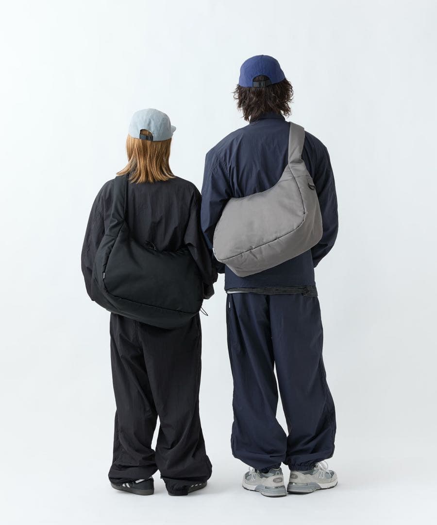 黒 ナイロン ショルダーバッグ　meltum