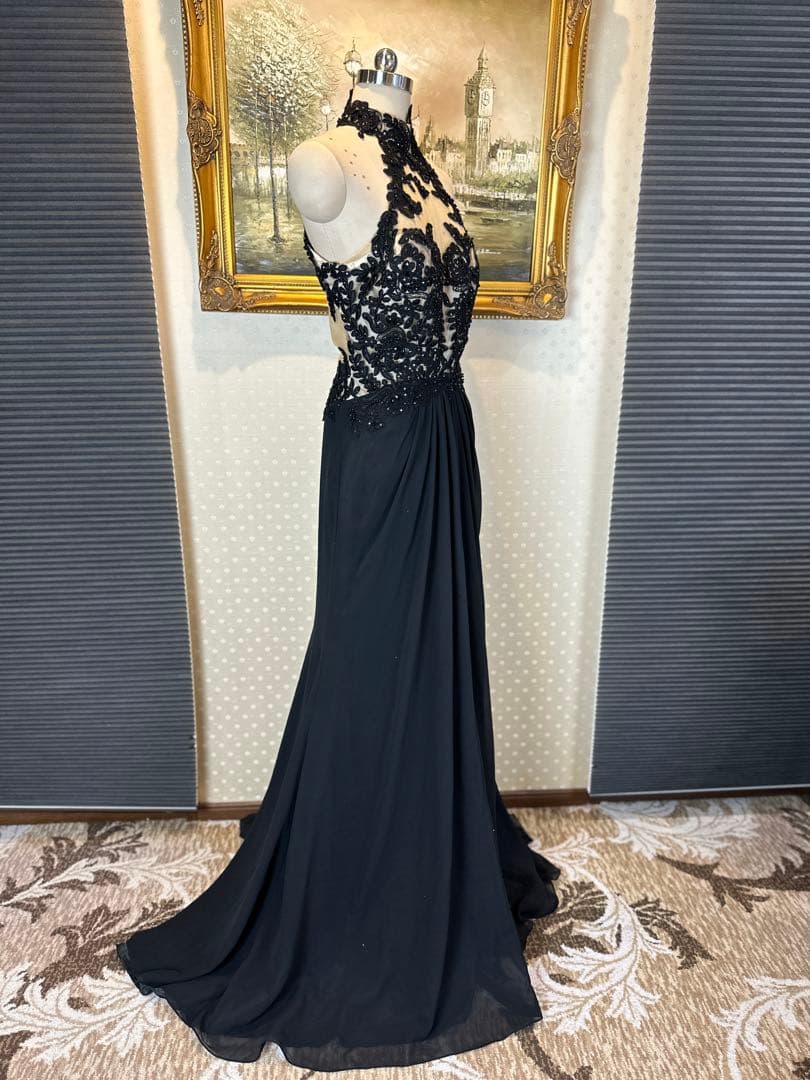 黒のハイネック刺繍ロングドレス