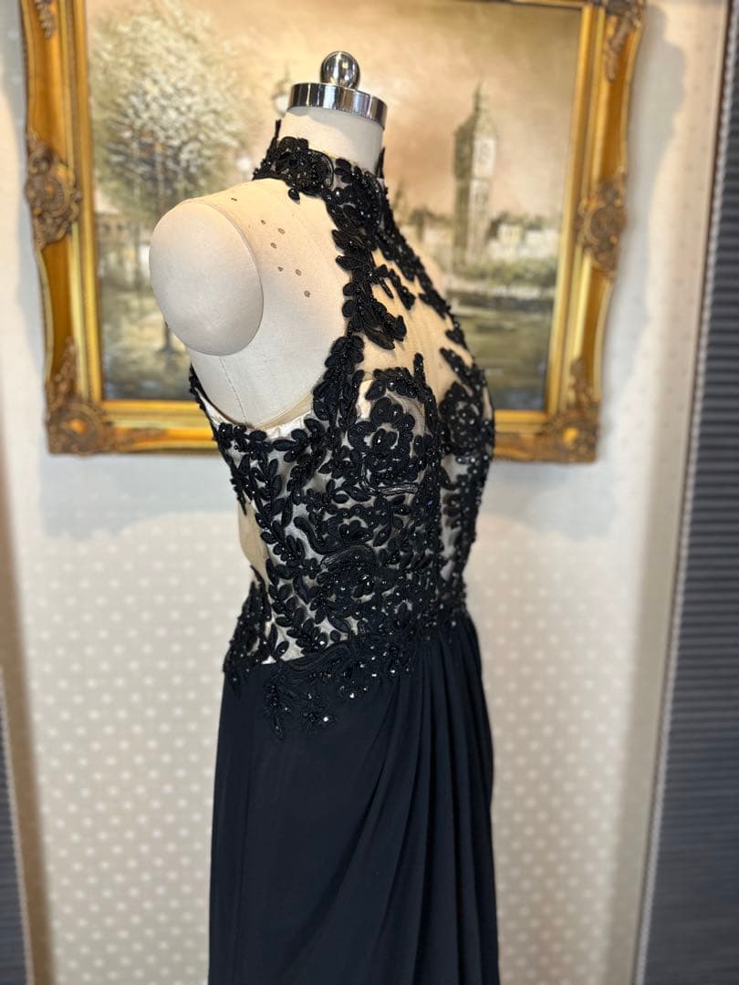 黒のハイネック刺繍ロングドレス