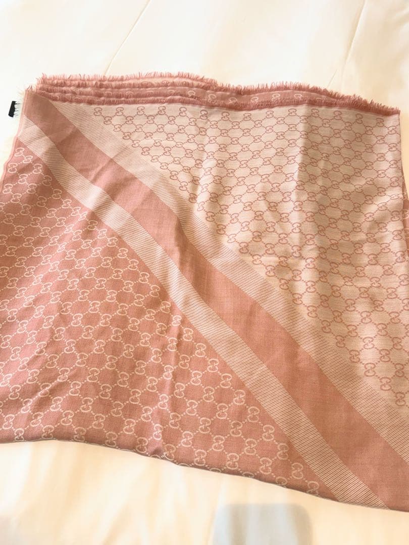 GUCCI ピンク ロゴストール 140cm x 140cm