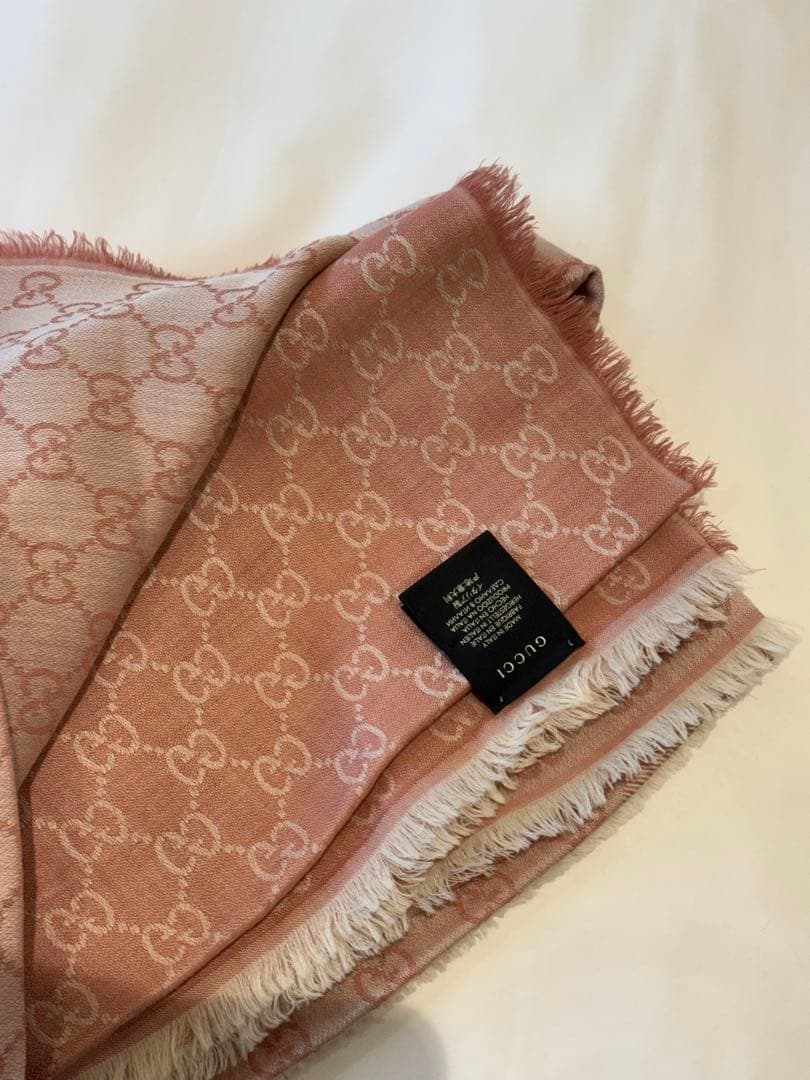 GUCCI ピンク ロゴストール 140cm x 140cm