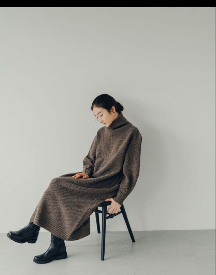 北欧暮らしの道具店「冬の大人に」ウール素材のハーフジップニットワンピースブラウン