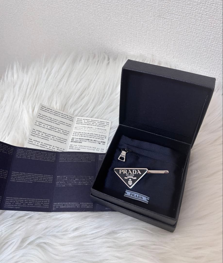 PRADA トライアングルメタルヘアピン ブラック 左側のみ